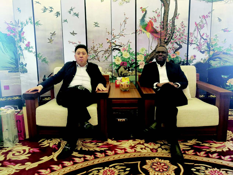 践行”一带一路” 坦桑尼亚驻华大使姆贝瓦·凯鲁基一行参观考察  当中国在国际舞台上所倡导的诸多理念和倡议，正越来越多地成为国际共识，中国理念的国际影响力在日益提升。坦桑尼亚作为中国的兄弟之国，为了促进两国经济的共同发展，加深兄弟情谊，坦桑尼亚驻华大使姆贝瓦·凯鲁基阁下3月5号在列席第十三届全国人民代表大会第一次会议开幕会后，应恒远集团徐会龙董事长的邀请，于3月9号来扬州进行参观考察。 3月9号上午10点钟，姆贝瓦·凯鲁基大使在坦桑尼亚驻华公使马萨罗先生及大使秘书的陪同下抵达扬州泰州国际机场，江都区委书记张彤和恒远集团董事长徐会龙等在机场接机并进行简短会晤，对姆贝瓦·凯鲁基大使的到访表示热烈的欢迎，并对之前扬州经贸代表团出访坦桑大使的精心安排和帮助表达真挚的感谢。 在张彤书记及徐会龙董事长的陪同下，姆贝瓦·凯鲁基大使一行首先到恒远集团进行参观考察。为了更全面的了解我公司的业务情况，凯鲁基大使一行首先参观了我公司的精加工车间，期间大使阁下由衷的赞叹我公司员工精湛的技术及我公司的业务范围之广，多次表达不虚此行。 随后，大使阁下参观我公司办公大楼，并在五楼会客厅与张彤书记和徐会龙董事长进行会谈，张彤书记再次对扬州经贸代表团坦桑尼亚之行大使提供的帮助表示感谢，并向大使阁下强调了中材·恒亚建材产业园项目的重要性及对坦桑尼亚经济发展提高人民生活水平的巨大意义。大使阁下则表达了对中材恒亚产业园项目落户坦桑尼亚的欢迎，并会持续关注支持此项目的建设发展，尽己所能为此项目提供帮助以保证项目的顺利进行。 姆贝瓦凯鲁基大使一行9号下午前往恒远集团的友好单位-宏运车业进行考察，参观了汽车配件工厂，及皮卡车和大巴车组装车间。然后赴扬州著名的瘦西湖进行生态考察，在扬州外办主任朱勇及恒远集团李平副总的陪同下乘龙舟赏风景并合影留念。 最后，扬州市委书记谢正义在扬州迎宾馆与姆贝瓦凯鲁基大使进行会晤，徐会龙董事长一行陪同参会，会晤期间谢书记指出扬州经贸团的坦桑之行使他对坦桑尼亚有了更深入的了解，加强了他对扬州企业赴坦桑发展的信心，会鼓励更多的扬州优秀企业到坦桑投资。另外谢书记再次强调了中材·恒亚建材产业园项目和宏远汽车产业园项目对坦桑尼亚经济发展的重要性，关于此项目希望得到大使的帮助和支持。谢书记说扬州和坦桑尼亚旅游业都比较发达，旅游业对两地经济的发展做出了巨大贡献，谢书记对坦桑尼亚的经济首都-达累萨拉姆产生了浓厚兴趣，对达累萨拉姆城市建设提出建设性的意见；并希望借助中非合作论坛加强扬州企业和坦桑尼亚的关系，为中国的一带一路和坦桑的工业革命做贡献。姆贝瓦·凯鲁基大使对中材·恒亚建材产业园项目和宏运汽车产业园项目到坦桑投资表示欢迎和感谢，对谢书记的意见给予了肯定，并表示中坦之间的关系在中非合作论坛的契机下必将会达到新的层面，中坦之间的兄弟之情会随着‘一带一路’的倡议更加深厚，中坦之间的关系会越来越亲密。 3月10号，在机场姆贝瓦·凯鲁基大使与徐会龙董事长关于我公司在坦桑尼亚投资项目交换意见，在他看来，中材恒亚建材产业园项目帮助了坦桑的经济发展，提高了当地人民生活水平，支持帮助此项目是他义不容辞的责任；徐会龙董事长则对大使的支持帮助表示感谢，并热烈欢迎大使阁下的再次到来；此次大使的到访，加强中坦双方的交流合作，为加深中坦两国的兄弟情谊又添浓墨重彩的一笔！